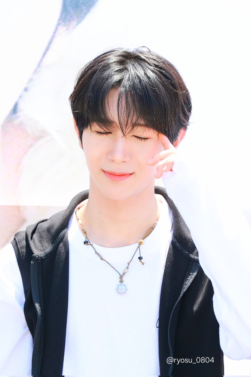 료슈 tweet media
