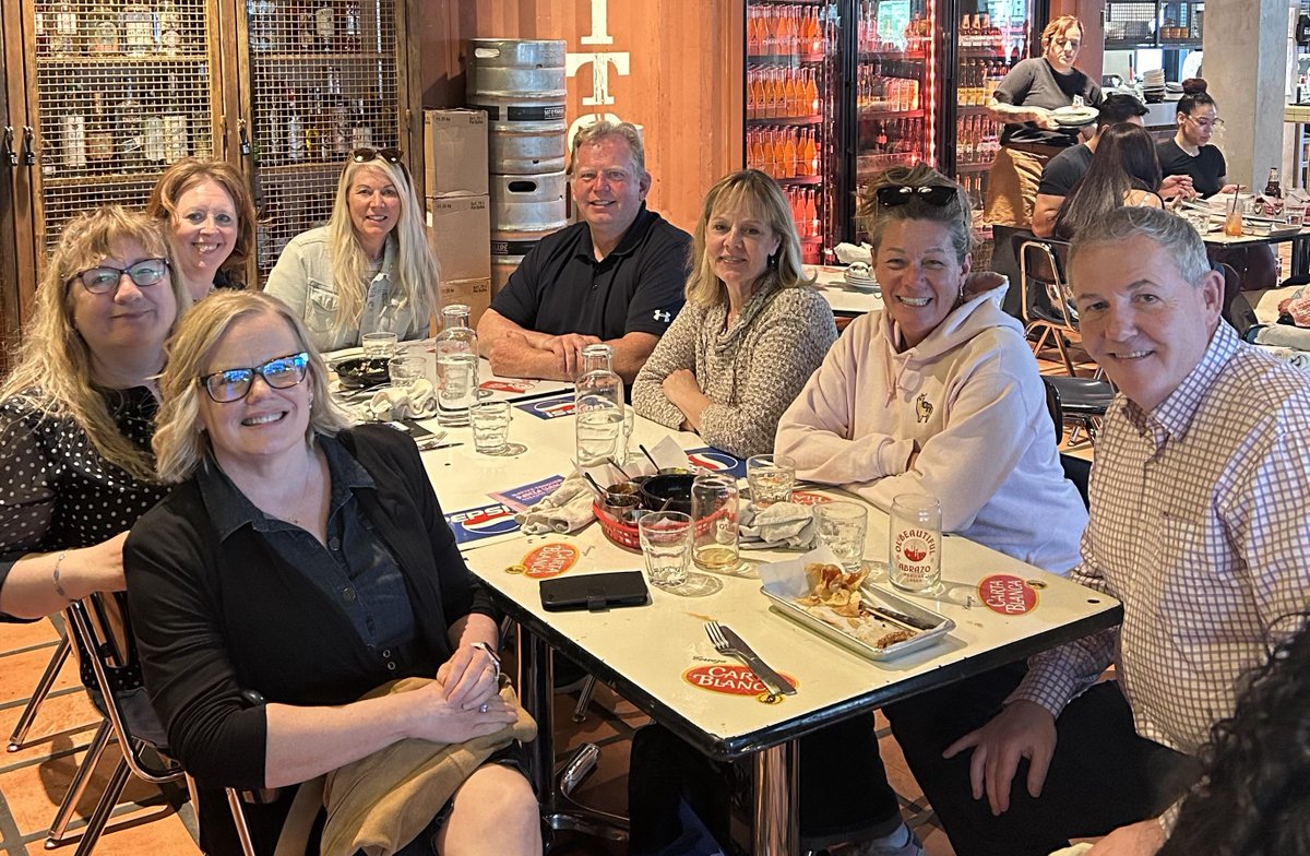 maryanne_pope's tweet photo. Flashing back to my university days...
I had a fantastic night out with some of my Uni pals a few weeks ago!!
(Left to right: Laurel, Ann, Leah, Sherry, Brian, Brenda, MA & Jason)
#friends #unidays #universityofcalgary https://t.co/wJsv0VFRfU