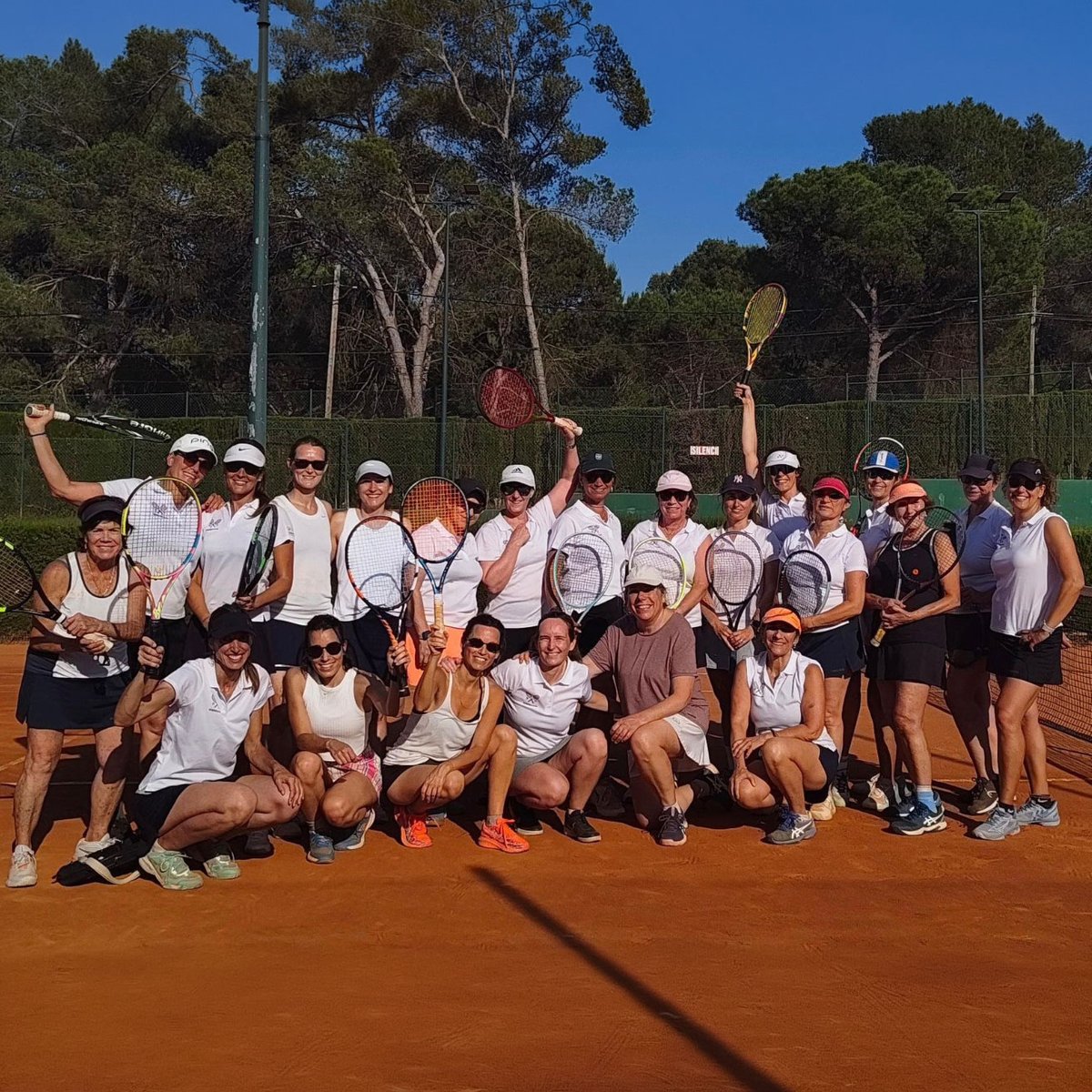 CTNSCugat's tweet photo. Aquest dissabte, finalment, es va poder celebrar l’Americana femenina del Dia de la Dona.

Un total de 22 jugadores van passar la tarda gaudint de partits de dobles en un molt bon ambient. La jornada va acabar amb el repartiment de premis i un sopar conjunt per tancar el dia. https://t.co/XM3V8cqQML