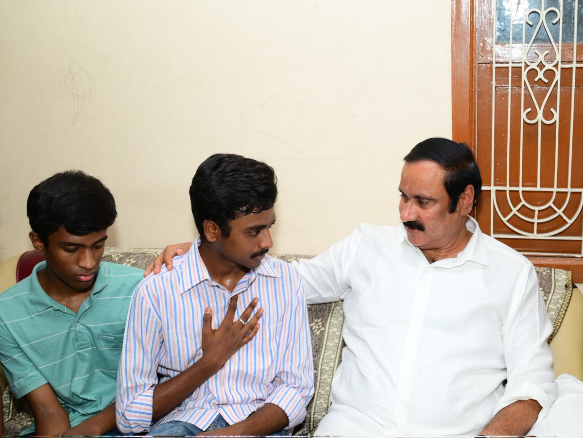 draramadoss's tweet photo. பெங்களூரைச் சேர்ந்த தொழிலதிபரும், செய்தி புனல் இணைய செய்தித் தளத்தின் உரிமையாளருமான சுரேஷ்பாபு அவர்கள் உடல் நலக் குறைவால் காலமானதை முன்னிட்டு, செங்கல்பட்டு மாவட்டம், வேடவாக்கத்தில் உள்ள அவரது இல்லத்திற்கு சென்று திருவுருவப்படத்திற்கு மலர் தூவி மரியாதை செய்து, குடும்பத்தினருக்கு ஆறுதல் கூறிய போது..!