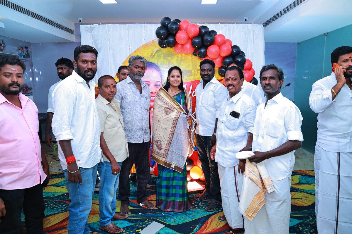 kirthiga_dmk's tweet photo. என் பிறந்தநாளான இன்று, கழக உடன்பிறப்புகளுடன் உற்சாகமான அன்புடனும் மகிழ்ச்சியுடனும் கொண்டாடினேன். 

இன்று உறுதுணையாக இருக்கும் அனைவருக்கும் என் மனமார்ந்த நன்றிகள்! 

#maymonth #birthdaywishes #thankyou #birthdaycelebration #Madurai #DMK4TN #DMK https://t.co/cGV91zySeA