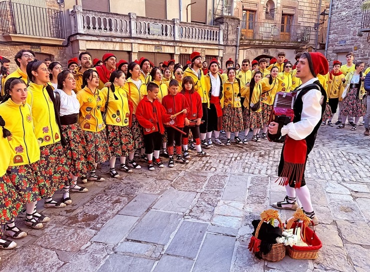 CalendariErmita's tweet photo. Dilluns de #Pasqua Granada, una diada també coneguda com Pentecosta o Segona Pasqua, que s’escau 50 dies després del Diumenge de Resurrecció. És una diada festiva a molts muncipis de Catalunya. 

Però, què es conmemora exactament aquest dia?

Article a ▶️ https://t.co/jZEenKuAuu https://t.co/aniFFZvete