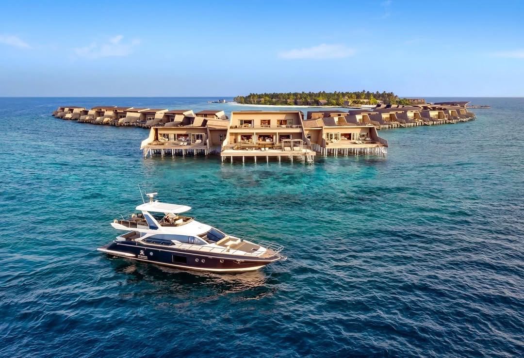 Fanadiq_maldive's tweet photo. ✨ منتجع سانت ريجيس المالديف
The St. Regis Maldives Vommuli Resort

يُعتبر سانت ريجيس المالديف أحد أفضل وأفخم المنتجعات في المالديف والعالم حسب تصنيفات السفر الفاخر لعام 2025 ✨

يميزه مستوى الفخامة العالي، الخدمة الاستثنائية مع خدمة الخادم الشخصي، الفلل الواسعة جدًا بتصاميم راقية ومسابح خاصة، بالإضافة إلى جودة المطاعم والتجارب الفاخرة التي جعلته من أبرز المنتجعات لعشاق الرفاهية والرومانسية 🌊

تجربة متكاملة من الخصوصية، الهدوء، والطبيعة الساحرة وسط مياه المالديف الكريستالية 💙

ونحن في “فنادق المالديف” نوفر لكم الإقامة في سانت ريجيس المالديف بأفضل الأسعار والعروض الحصرية ✨

#المالديف #فنادق_المالديف #سانت_ريجيس
#StRegisMaldives #Maldives #MaldivesResorts #VisitMaldive #منتجعات_المالديف #شهر_عسل