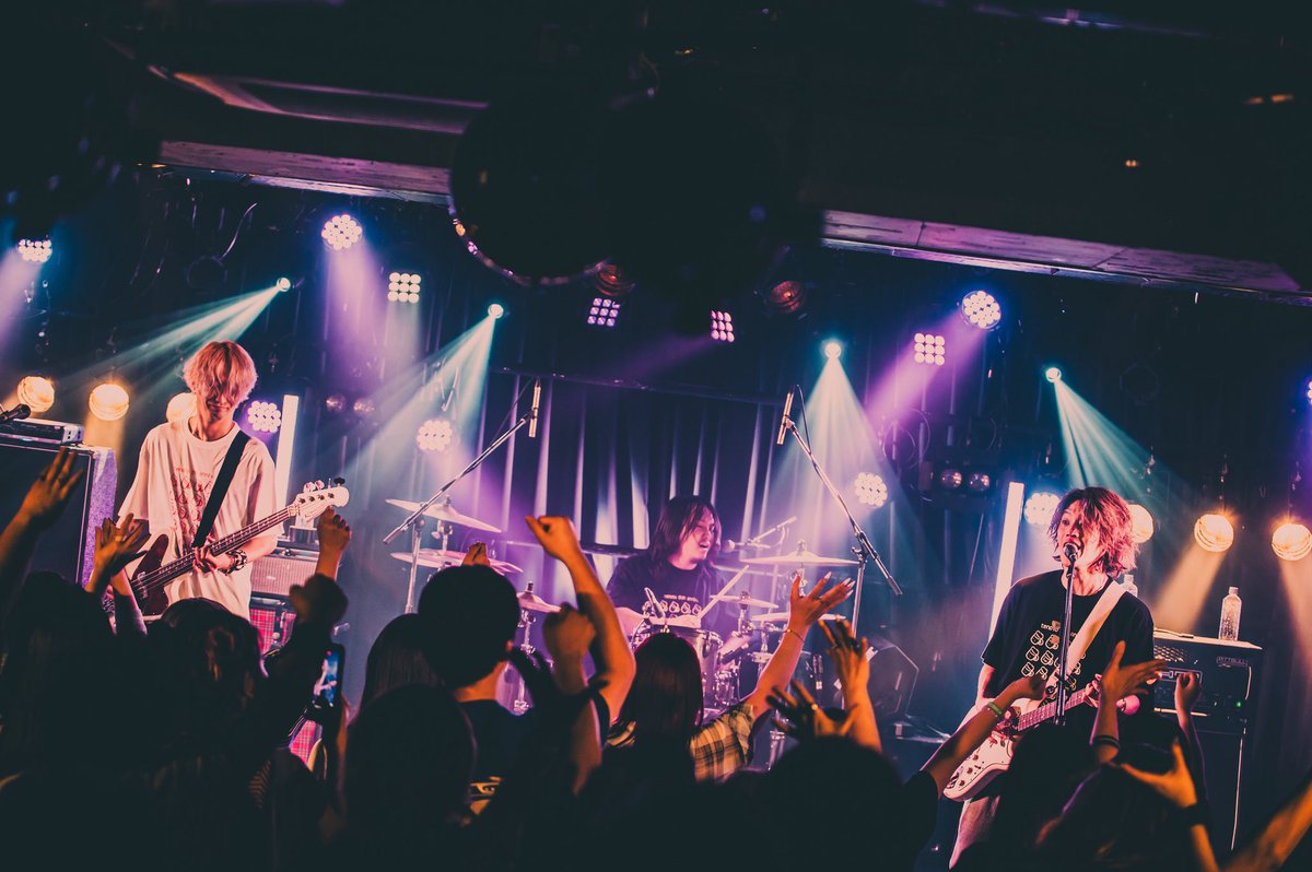 tenoto_official's tweet photo. 5/25(月)梅田Zeela

tenoto 8th anniversary [ boogie circus ]🎪
最高の1日をありがとうございました！🥂
┈┈┈┈┈┈┈┈┈
1. link
2. no.5
3. 生きていく
4. 世界征服
5. monster
6. namida
7. まだ見えない
en. ユメノワ

《黒田保輝》
1. green
2. エゴ
3. 日常

photo by @tani1047ri https://t.co/DX5vohtsZW