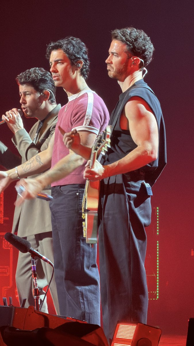 freakoverjonas's tweet photo. Night 4 Vegas Residency! What a blast! Thank you @jonasbrothers ! See ya this summer!!😎 https://t.co/eRKms0Wewz