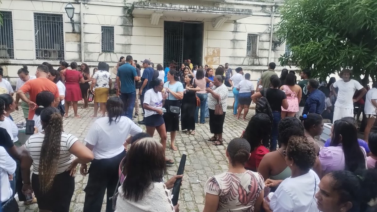 scarletdlamark's tweet photo. hoje aconteceu a manifestação dos apoiadores do vereador marquinhos a favor da pl que proíbe mulheres trans de usarem o banheiro feminino. nesta quarta-feira (27/05) é a nossa vez de ocupar as ruas contra esse projeto cruel que tenta nos negar um direito básico https://t.co/J9r0113VXa
