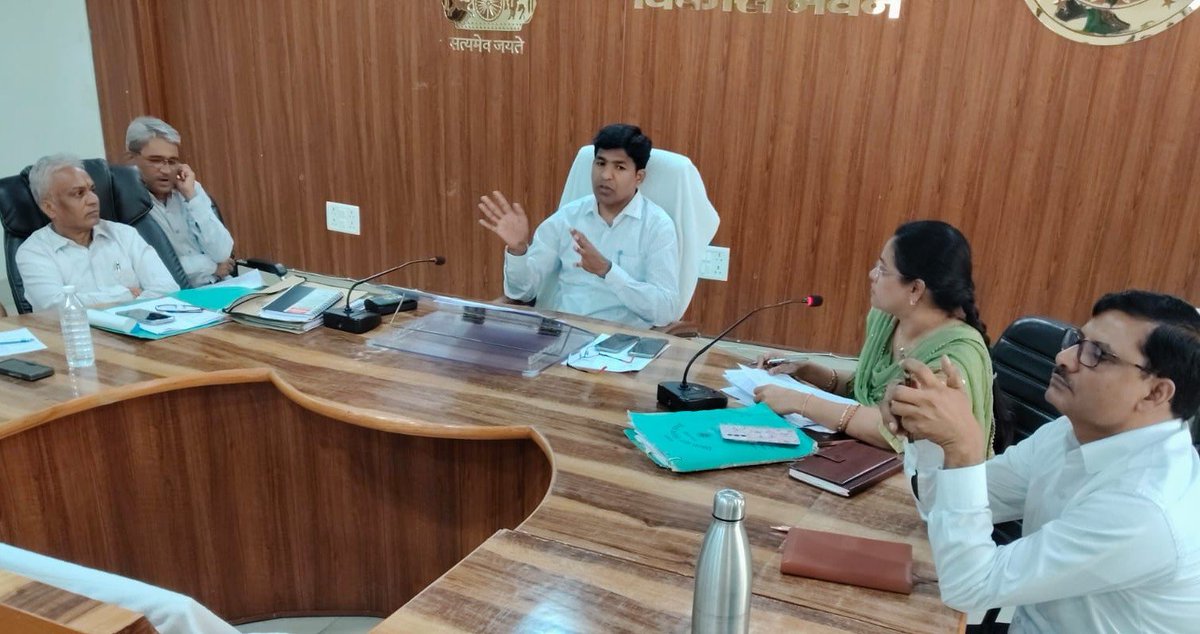 DPO_Pragati's tweet photo. मुख्य विकास अधिकारी   महोदय की अध्यक्षता में संपन्न हुई *जिला बाल संरक्षण इकाई एवं महिला कल्याण विभाग की योजनाओं की समीक्षा बैठक*
#childprotection @UPmahilakalyan
@ChitrakootDm @CDO_Chitrakoot
#SayNoToChildMarriage https://t.co/YJJhtmZ745
