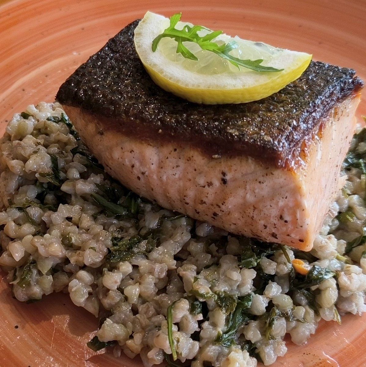 MikeKocht's tweet photo. #Lachs mit knuspriger Haut kennt ihr ja schon als "Standard" bei mir.
Heute darf #Rucola eine Hauptrolle einnehmen.
Mit #Knoblauch im #Buchweizen der Sättigungsbeilage.
Und als Salat für frische in der Mahlzeit
https://t.co/5g5FMxWGHT https://t.co/ftwto3vhve
