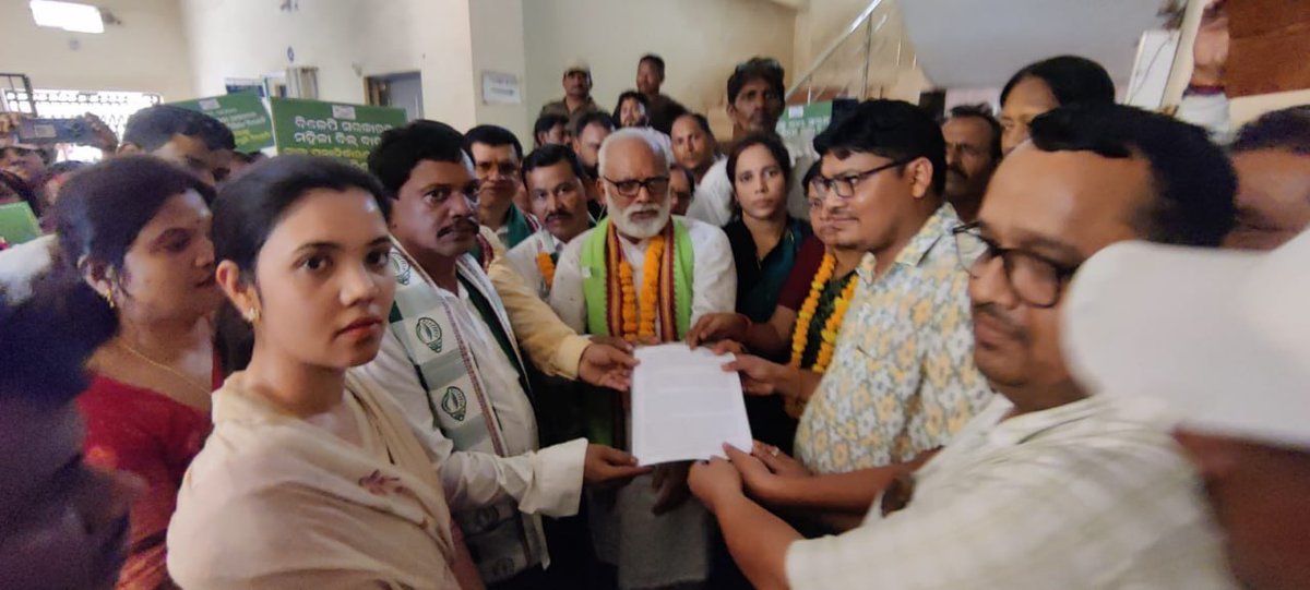 bjd_odisha's tweet photo. ନାରୀ ନିର୍ଯାତନା ସହିବୁ ନାହିଁ, ମହିଳା ସଂରକ୍ଷଣକୁ ନେଇ ଭୁଆଁ ବୁଲେଇ ପାରିବ ନାହିଁ।
'ନାରୀ ଅଧିକାର ଅଭିଯାନ'ରେ ଭଟଲୀରେ ମହିଳାମାନେ ଏକାଠି ହୋଇ ବିଜେପି ସରକାରକୁ ମାଗିଛନ୍ତି ଜବାବ।
#NariAdhikarAbhijan #Bhatli #BJDWithWomen #BJPAntiWomen #BJPAntiOdisha #ହଟାଅବିଜେପି https://t.co/EqJNHyZLCm