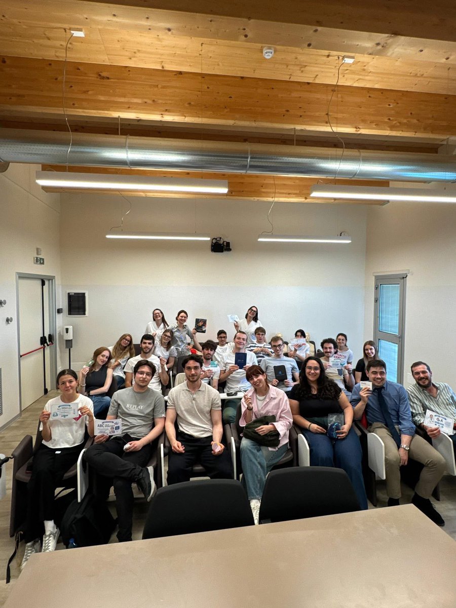 UrologiaTrieste's tweet photo. 🎓 Grande entusiasmo per l’Open Day della Cl. Urologica di Trieste dedicato agli studenti di Medicina!

Eco, cistoscopie, sala operatoria, suture e casi clinici per conoscere la nostra scuola da vicino.

📌 Ultimo appuntamento venerdì 29 💙 

@gioliguori33 @AsugiFVG @UniTrieste https://t.co/ewrNfenRss
