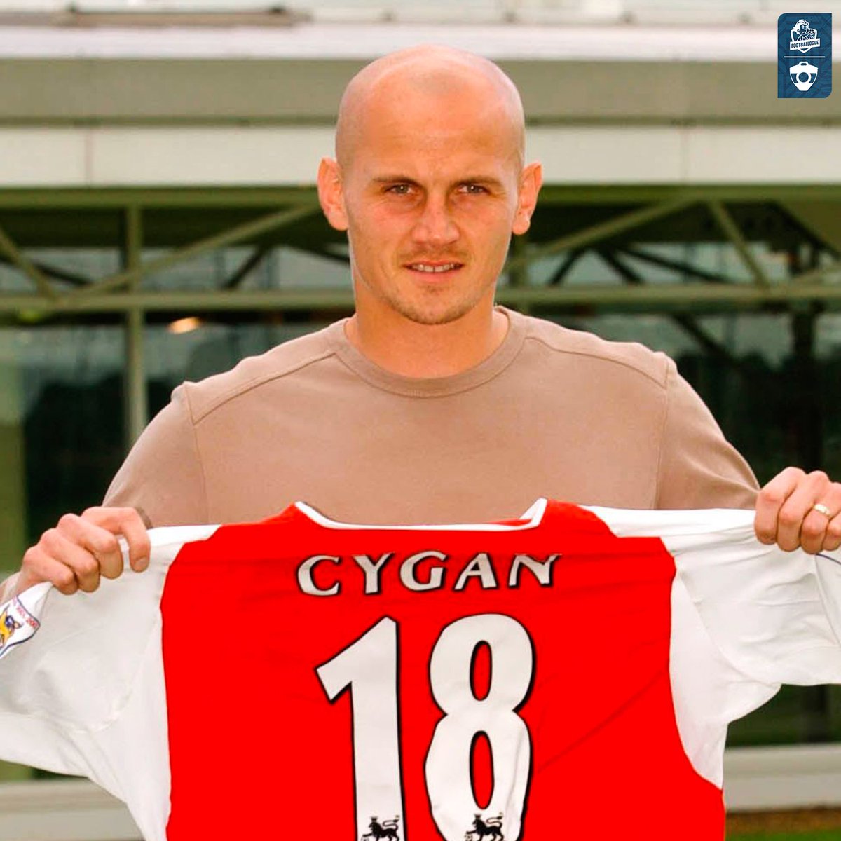 Footballogue's tweet photo. Cette anecdote 𝗚𝗘́𝗡𝗜𝗔𝗟𝗘 de Pascal Cygan lors de son passage à Arsenal, entre 2002 et 2006 ! 😂😂

"L'un de mes meilleurs souvenirs à Arsenal, c'est le doublé que j'ai réalisé à Highbury face à Fulham. 

Ce jour-là, Thierry (Henry) avait également marqué deux fois, 𝗰𝗲 𝗾𝘂𝗶 𝗹𝘂𝗶 𝗽𝗲𝗿𝗺𝗲𝘁𝘁𝗮𝗶𝘁 𝗱'𝗲̂𝘁𝗿𝗲 𝗮̀ 𝘂𝗻𝗲 𝘀𝗲𝘂𝗹𝗲 𝘂𝗻𝗶𝘁𝗲́ 𝗱𝘂 𝗿𝗲𝗰𝗼𝗿𝗱 𝗱𝗲 𝗯𝘂𝘁𝘀 𝗱𝘂 𝗰𝗹𝘂𝗯, alors détenu par Ian Wright. 

Tout le monde ne parlait que de ça, 𝘆 𝗰𝗼𝗺𝗽𝗿𝗶𝘀 𝗹𝗲 𝘀𝗽𝗲𝗮𝗸𝗲𝗿 𝗱𝘂 𝘀𝘁𝗮𝗱𝗲, qui avait fait une annonce à ce sujet pendant le match.

Ensuite, 𝗤𝗨𝗔𝗡𝗗 𝗝'𝗔𝗜 𝗠𝗔𝗥𝗤𝗨𝗘́ 𝗟𝗘 𝗕𝗨𝗧 𝗗𝗨 𝟰-𝟭, 𝗟𝗘 𝗣𝗨𝗕𝗟𝗜𝗖 𝗔 𝗘𝗫𝗣𝗟𝗢𝗦𝗘́ 𝗗𝗘 𝗥𝗜𝗥𝗘 𝗝𝗨𝗦𝗧𝗘 𝗔𝗣𝗥𝗘̀𝗦, sans que je comprenne pourquoi. 

Et là, Pat' Vieira me dit : "Le speaker vient d'annoncer : « Il s'agit du troisième but de Cygan pour Arsenal depuis son arrivée, 𝗜𝗟 𝗡'𝗘𝗦𝗧 𝗣𝗟𝗨𝗦 𝗤𝗨'𝗔̀ 𝟭𝟴𝟮 𝗕𝗨𝗧𝗦 𝗗𝗨 𝗥𝗘𝗖𝗢𝗥𝗗 𝗗𝗘 𝗜𝗔𝗡 𝗪𝗥𝗜𝗚𝗛𝗧 »." 😭😭

(L'Équipe)