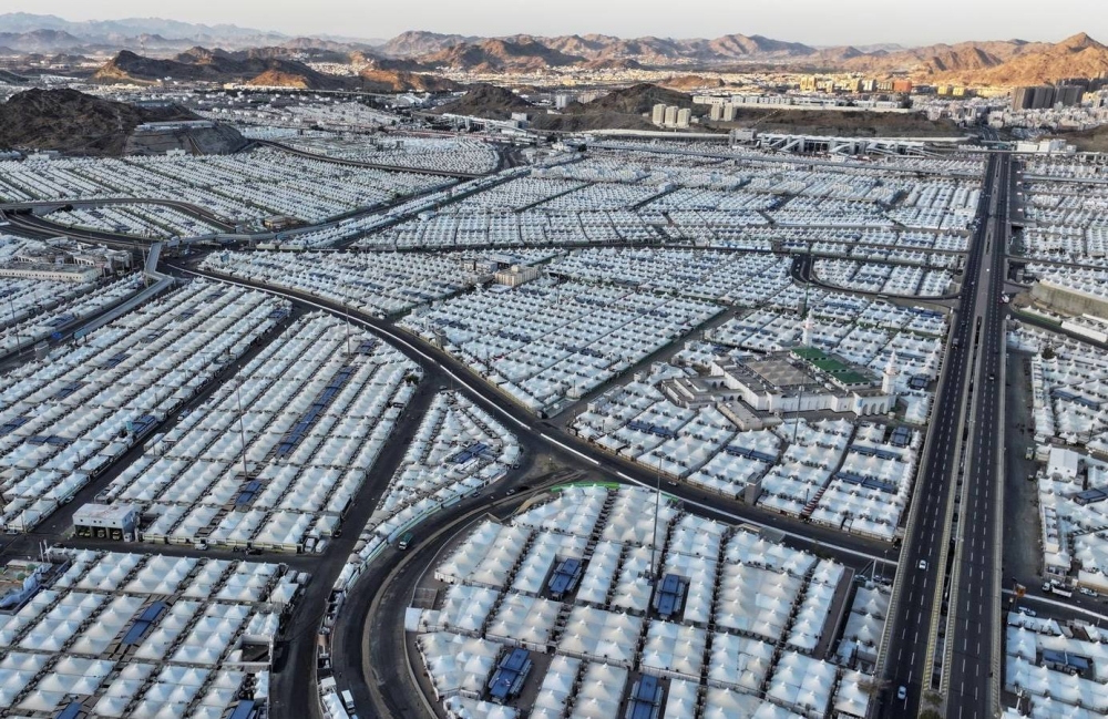 ee_nn_nn's tweet photo. الطمأنينة اللي يعيشها الحجاج اليوم في مشعر منى ما جاءت من فراغ بل خلفها جهود أمنية وتنظيمية كبيرة تعمل على مدار الساعة لخدمة ضيوف الرحمن والمحافظة على راحتهم وسلامتهم ومع هالأجواء الإيمانية الجميلة فعلًا الحجاج #امنون_في_منى وسط خدمات متكاملة وتنظيم يبعث على الفخر 🤍🕋 https://t.co/WPpYmaF7a1
