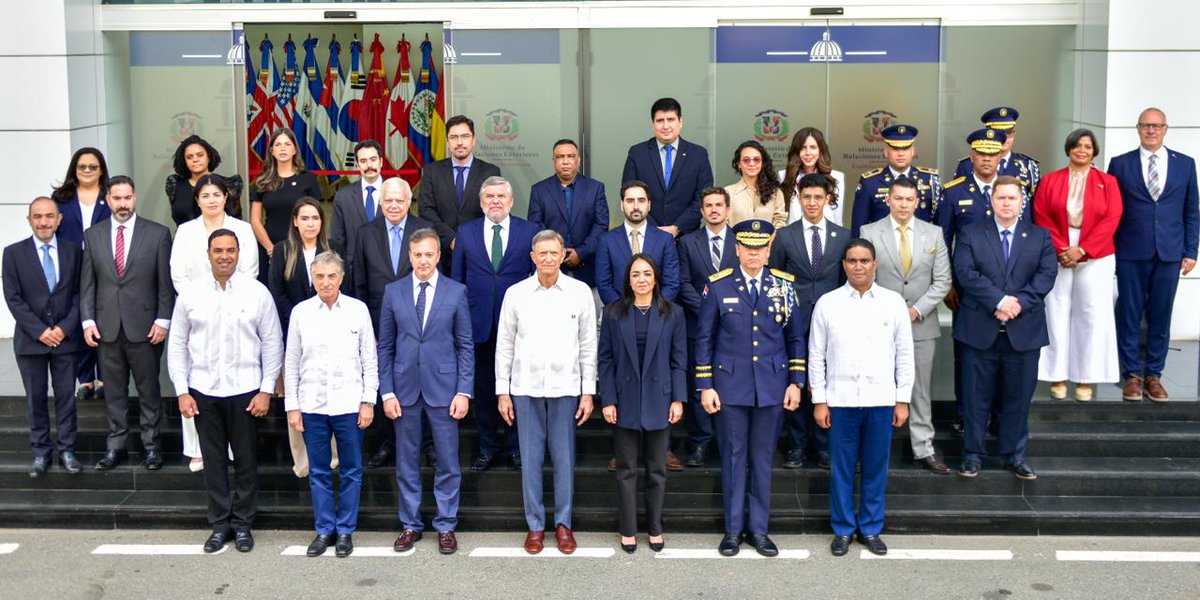 AmeripolOrg's tweet photo. En la República Dominicana se llevó a cabo la “II Reunión para consolidar la hoja de ruta para la ratificación del Tratado Constitutivo de AMERIPOL”, importante encuentro regional que reúne a representantes jurídicos, diplomáticos y policiales de los países signatarios del Tratado de Brasilia.

La instalación de la jornada contó con la participación del Coordinador AMERIPOL/Ventana Colombia de @ELPACCTO 2.0, Marcos Alvar Bestilleiro; el Teniente Coronel de @Carabdechile Giorgio De Luca Piedra, delegado de la Secretaría Ejecutiva de AMERIPOL; y el Teniente Coronel de @PoliciaColombia Diego Rodríguez Samora, en representación de la Presidencia de AMERIPOL, junto a altas autoridades del Gobierno de la República Dominicana, representantes diplomáticos y organismos internacionales.

Durante el encuentro, las delegaciones participantes analizaron los avances de los procesos de ratificación del Tratado Constitutivo de AMERIPOL conforme a las legislaciones internas de cada Estado signatario, fortaleciendo la cooperación policial internacional, la interoperabilidad institucional y las capacidades conjuntas frente al crimen organizado transnacional.

AMERIPOL continúa consolidándose como un mecanismo estratégico de articulación regional para la seguridad hemisférica.

#AMERIPOL #ELPACCTO #CooperaciónInternacional #SeguridadRegional #TratadoConstitutivo #RepúblicaDominicana