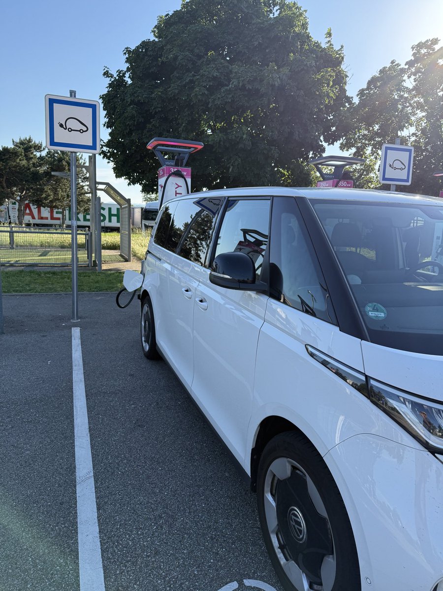 joachim365's tweet photo. Mit dem ID Buzz von München nach Spanien - Laden klappt problemlos, am besten mit #Ionity, aber auch andere DC Charger sind gut. Bin überrascht, wie gut die Ladeinfratruktur an der Autobahn ist. https://t.co/n3ernEcjS1