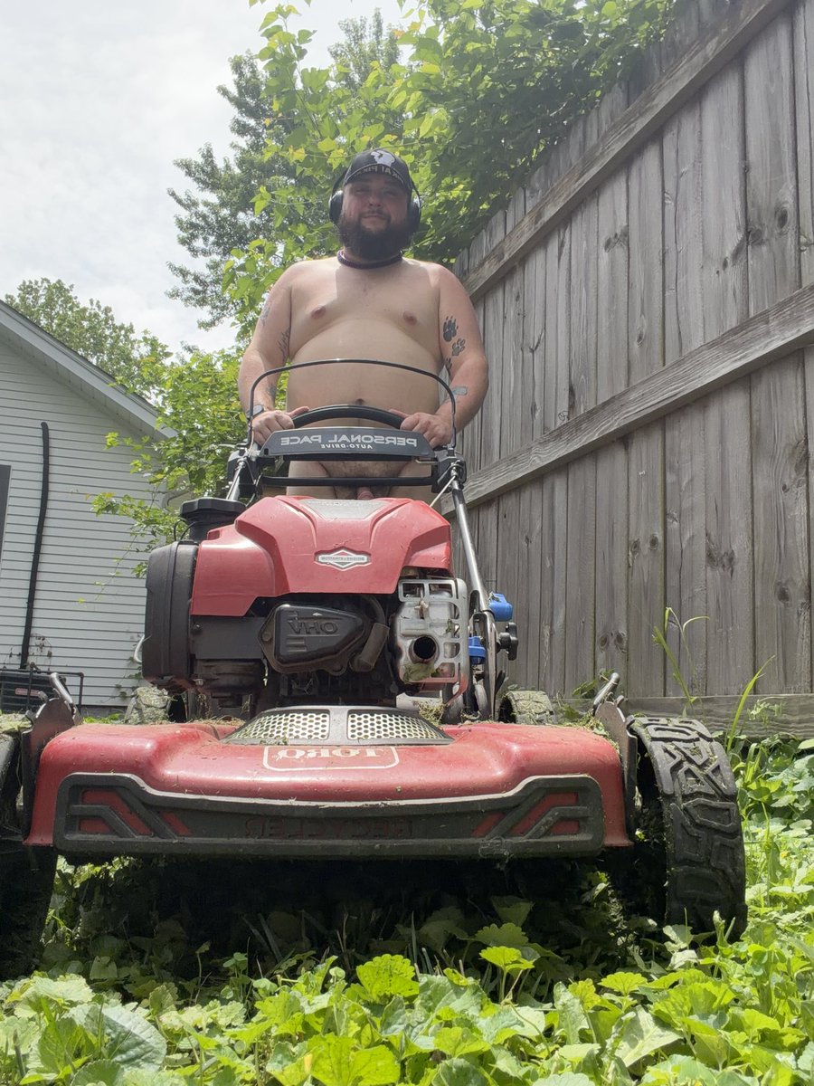 TheCubcake's tweet photo. Enjoying my Memorial Day werkin in my yard. https://t.co/I1vSmfVCep