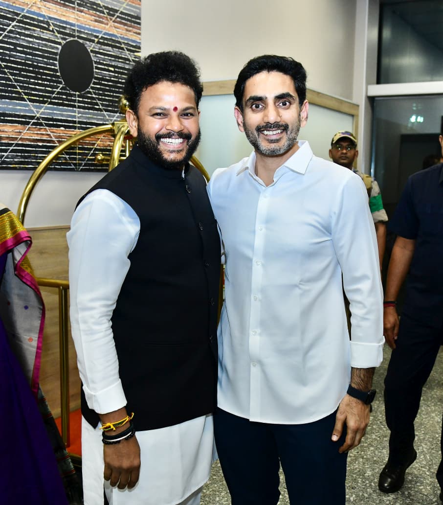 JaiTDP's tweet photo. ఢిల్లీ చేరుకున్న విద్య, ఐటీ శాఖల మంత్రి నారా లోకేష్‌కు స్వాగతం పలికిన టీడీపీ ఎంపీలు. రేపు ఉదయం 11 గంటలకు కేంద్ర వ్యవసాయ శాఖ మంత్రి శివరాజ్ సింగ్ చౌహాన్ గారు రచించిన “అప్నాపన్: మై ఎక్స్ పీరియెన్సెస్ విత్ నరేంద్ర మోదీ” పుస్తక ఆవిష్కరణ కార్యక్రమంలో మంత్రి లోకేష్ పాల్గొననున్నారు.
#NaraLokeshInDelhi 
#NaraLokesh