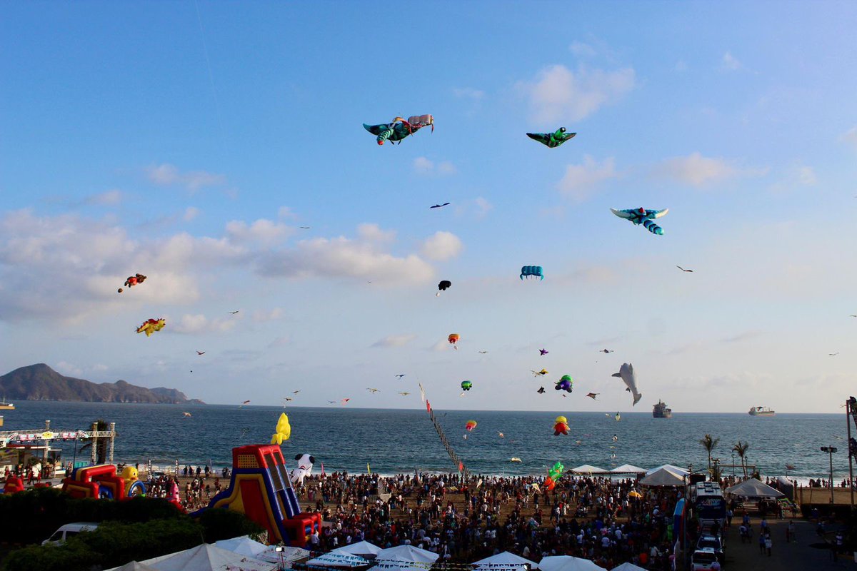 indira_vizcaino's tweet photo. ¡Cerca de 60 mil personas disfrutaron del #FestivalCostero2026!🪁✨

Durante tres días, Cuyutlán y Manzanillo estuvieron llenos de música, cultura, gastronomía y espectaculares papalotes gigantes que hicieron vibrar nuestra costa colimense.

Gracias a todas las familias y visitantes que fueron parte de esta gran fiesta y de una enorme participación ciudadana. ¡Seguimos impulsando eventos gratuitos que fortalecen el turismo y la convivencia familiar en Colima!🫶🏼

Turismo Colima | Cultura Colima