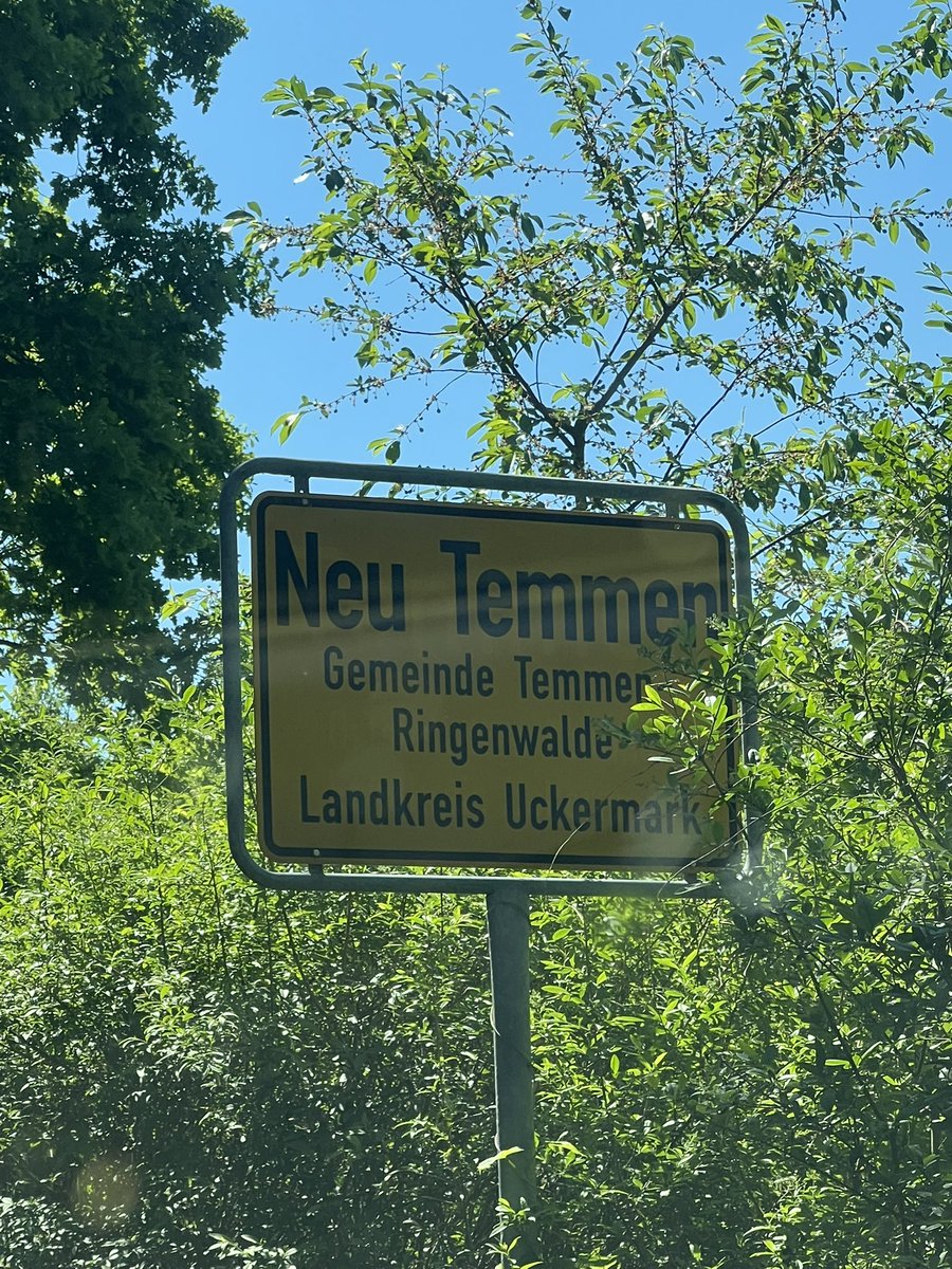 KristfBalint's tweet photo. In der kleinen aber feinen Kirche in Neu-Temmen, im Kirchenkreis Oberes Havelland, fanden sich heute viele Leute ein um am Pfingstmontag über „Gottesluft und Gotteslust“ nachzudenken. Wann bläst uns mal der Geist G’TTes an und wie können wir ihn spüren und weitergeben? Gemeinsam https://t.co/PMClRmKXn3