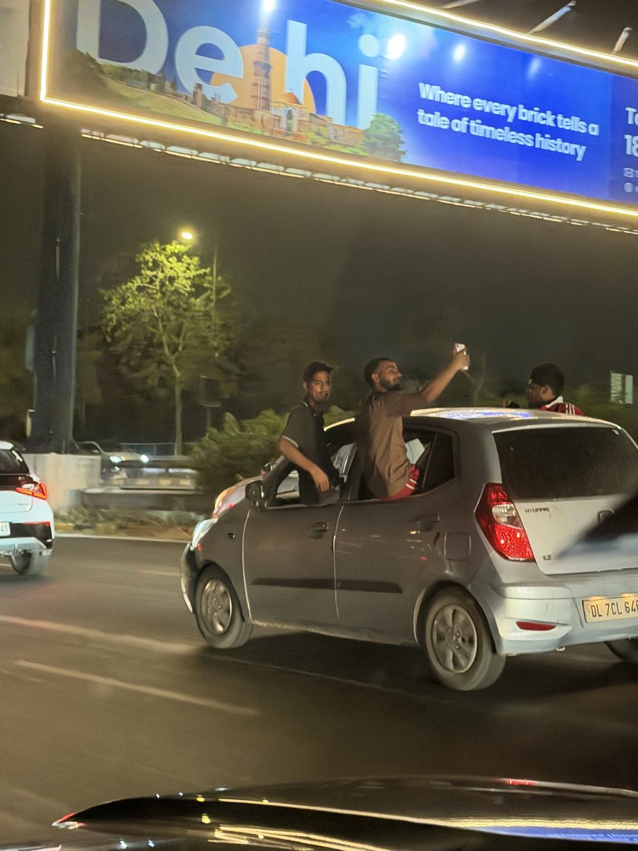 pupuldutta's tweet photo. @dtptraffic @CPDelhi @gupta_rekha why are there no cops on Delhi streets lately? The amount of hooliganism in Delhi has only gone up a notch! #traffic #delhi #noida #delhinoidadelhi https://t.co/TALF6j9uHD