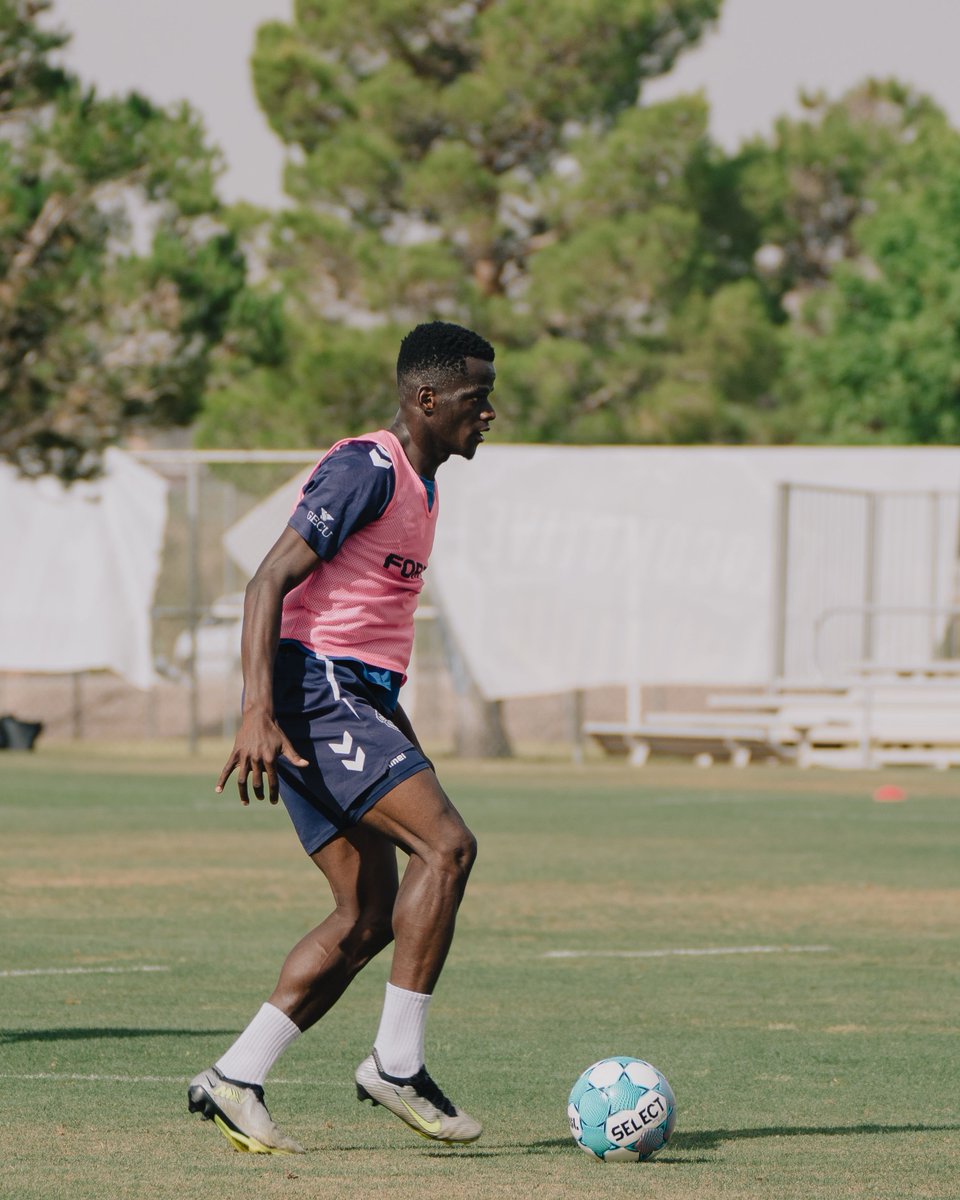 eplocomotivefc tweet picture