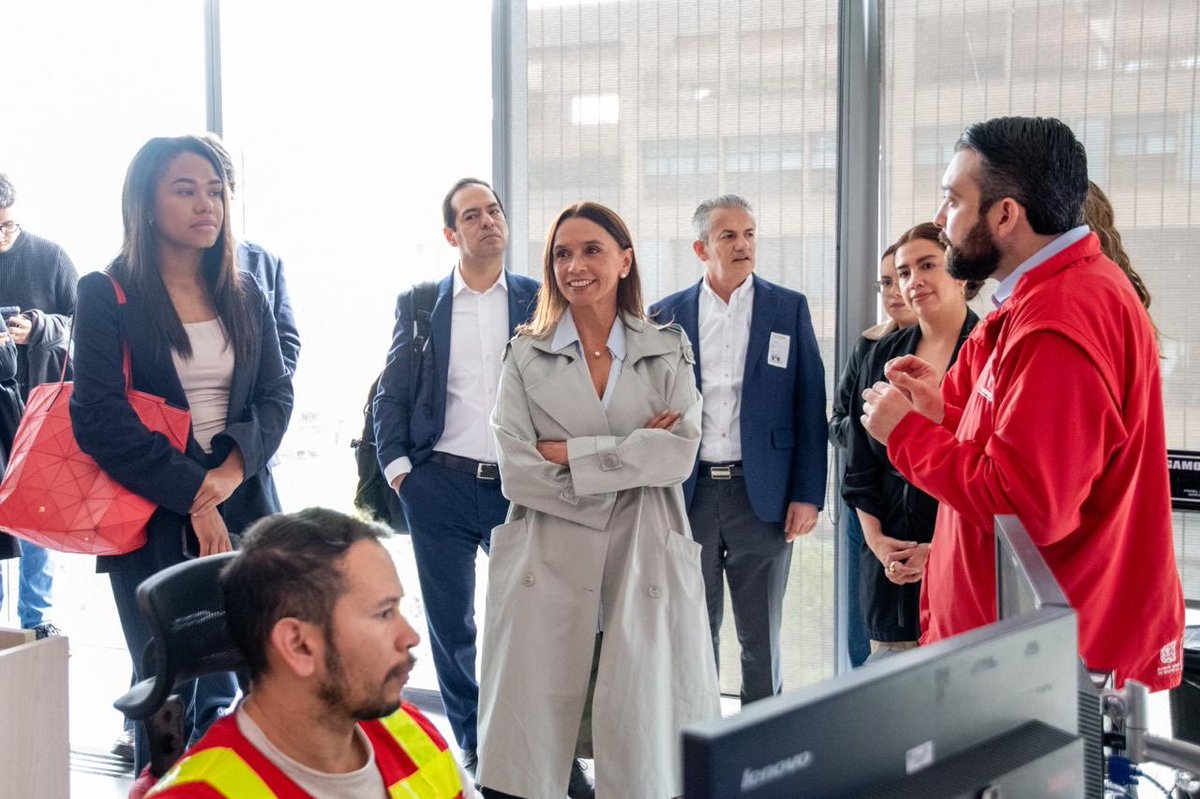 Maferoc's tweet photo. La transformación de la movilidad se construye con diálogo y trabajo en equipo.

Recibimos al equipo directivo de la @camaradelainfra en el Centro de Control Integrado de @TransMilenio, un espacio clave para la gestión y monitoreo en tiempo real del Sistema.

Durante este encuentro compartimos los avances y proyectos que impulsan la modernización de TransMilenio, con énfasis en tecnología, sostenibilidad, innovación y fortalecimiento operacional.

Así seguimos abriendo espacios de intercambio para construir juntos la ciudad que queremos.
