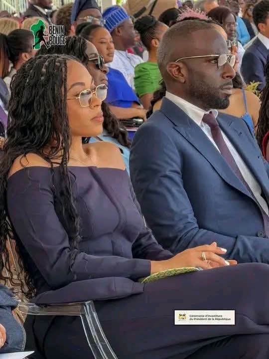 HAGANA45's tweet photo. TALON REFUSE DE TRANSFÉRER LE POUVOIR À SON FILS

Alors que les successions dynastiques deviennent la mode en Afrique francophone, Patrice Talon  a refuser de contourner la Constitution pour transmettre le pouvoir à son fils.

Si Lionel Talon, 39 ans, ne rechigne pas à se montrer devant les caméras lorsqu’il reçoit un VIP dans le centre sportif et culturel Eya, qu’il a fondé à Cotonou, ce businessman, artiste, sportif passionné de football et président du Coton Footbal Club, veille à  rester très discret et ne se mêle pas de la politique et n’a jamais cautionné l’idée de succéder à son père.

Lionel Talon, poussé par plusieurs présidents de clubs, avait la possibilité de briguer la présidence de la Fédération Béninoise de Football, mais il a catégoriquement refusé.

Le fils de l'ex président Patrice Talon était présent à l'investiture du nouveau président comme un simple invité avec son épouse et non au premier plan comme...