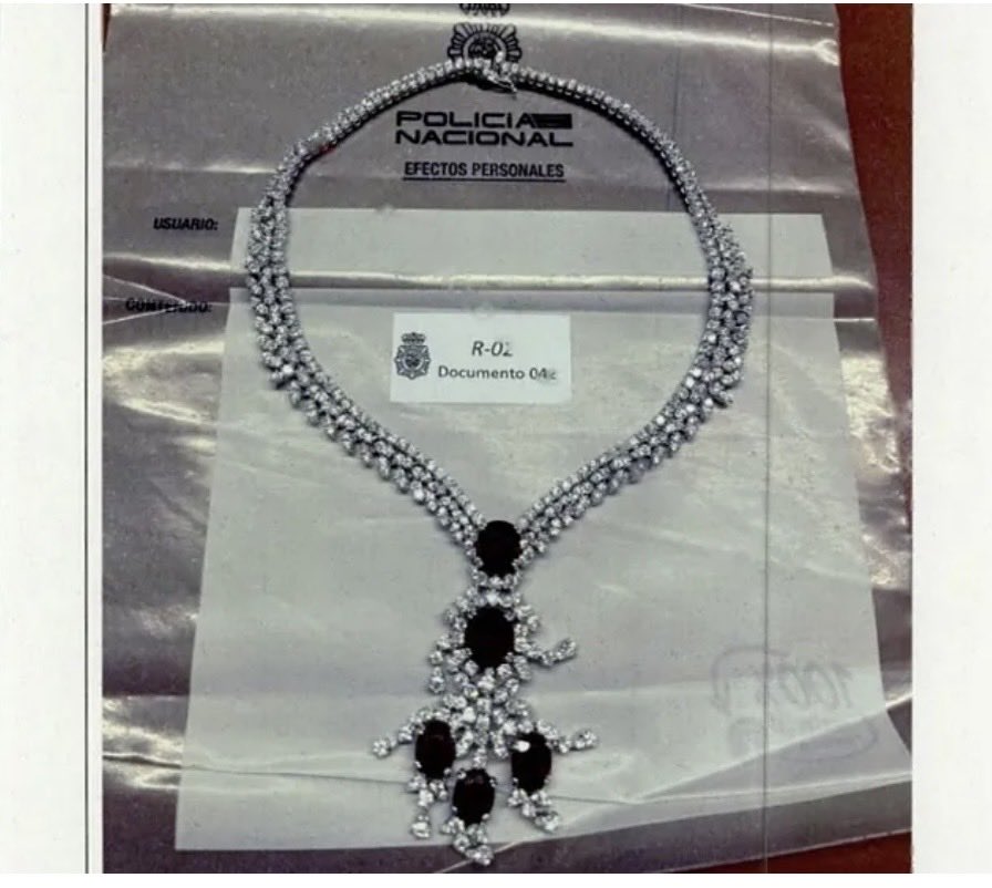 xabierdot's tweet photo. @RaulSolisUE Tu madre no tiene este tipo de joyas. Pero a tu madre le tocó el gordo contigo, literalmente. https://t.co/r3G5jIpgnT