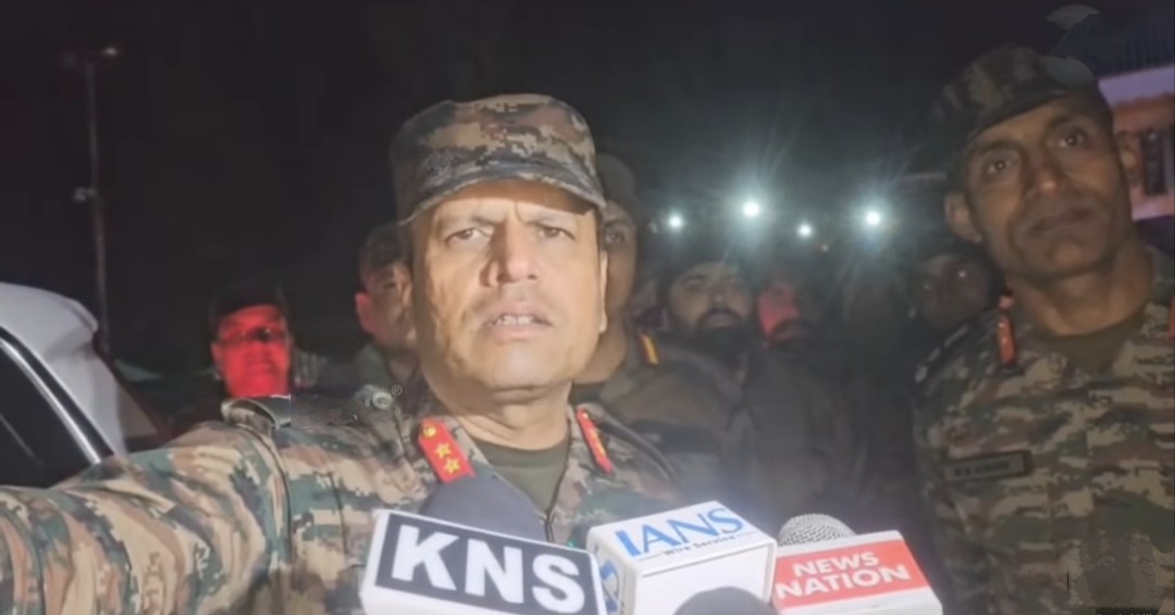 APANEWS786's tweet photo. Indian Army, multiple agencies rescue over 300 stranded tourists from cable cars in J&amp;K.

GOC 19 Infantry Division Maj Gen Manoj Joshi says 65 cable cars involved in operation; locals, ponies, ATVs also deployed for evacuation.

 @adgpi @ChinarcorpsIA @OfficeOfLGJandK
@CMOJK https://t.co/Nesc5UvuPH