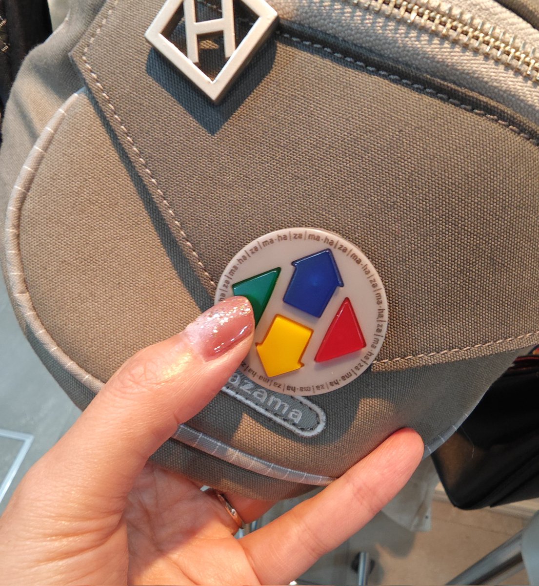 pinkwheatcookie's tweet photo. 明日朝が早いから寝ないと！ですが、最後にバッグを……そう、このウエストポーチ！
ボタンのクリック感が素晴らしすぎでした。くーっ！
溢れるバッグは小さい小さいと聞いてたから驚かなかったけど、な絶妙サイズ。ころんとしたフォルムが美しくてかわいい。
#hazama_size https://t.co/5Ft3c6HGG0
