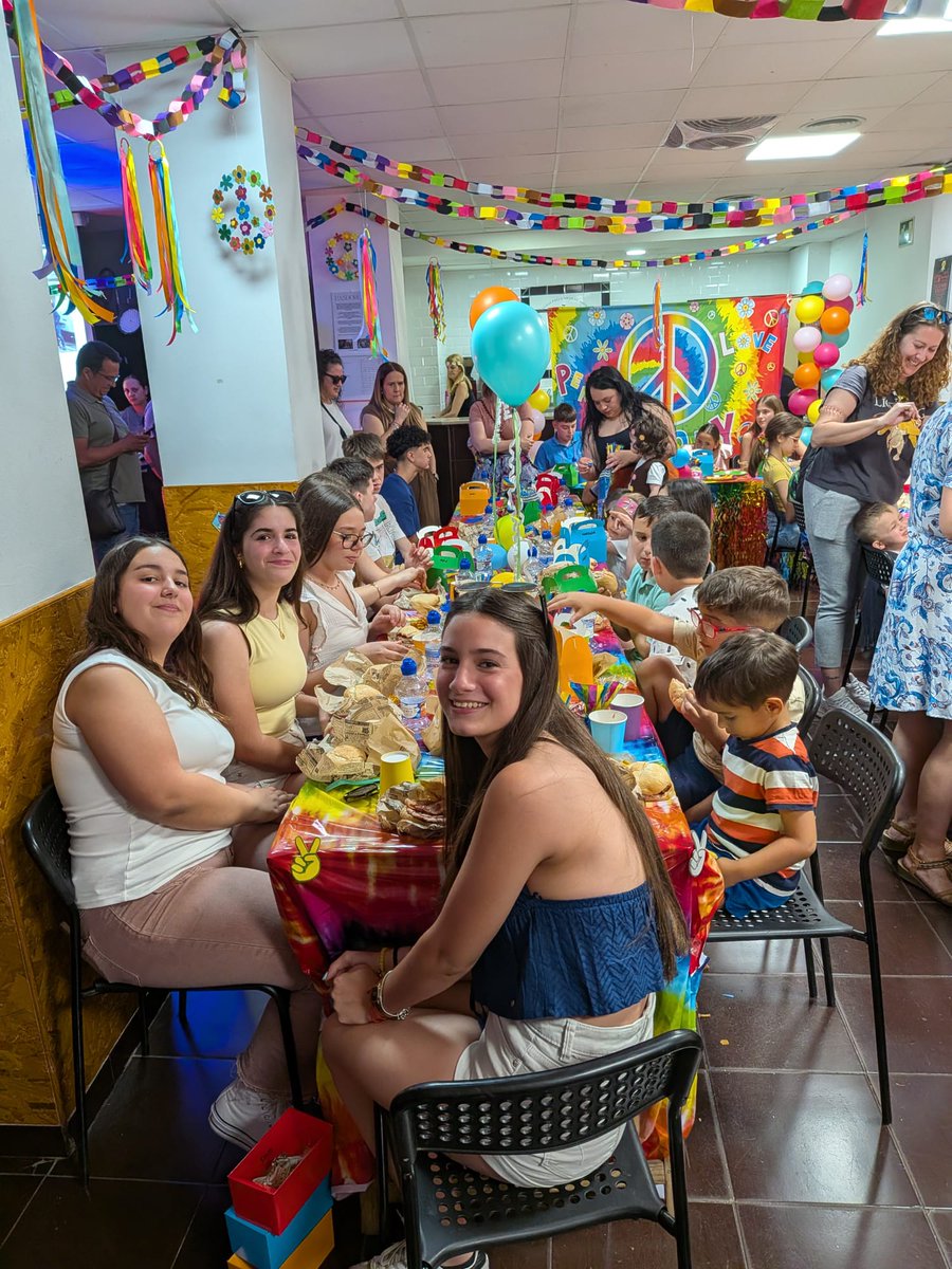 NicolauAndreu's tweet photo. Aquest cap de setmana ha sigut, sens dubte, d'allò més complet. Comencem el divendres amb el berenar de benvinguda als nostres nous representants infantils, en un ambient hippie ple de color, riures i molt bon rotllo. https://t.co/3seJkIsacY