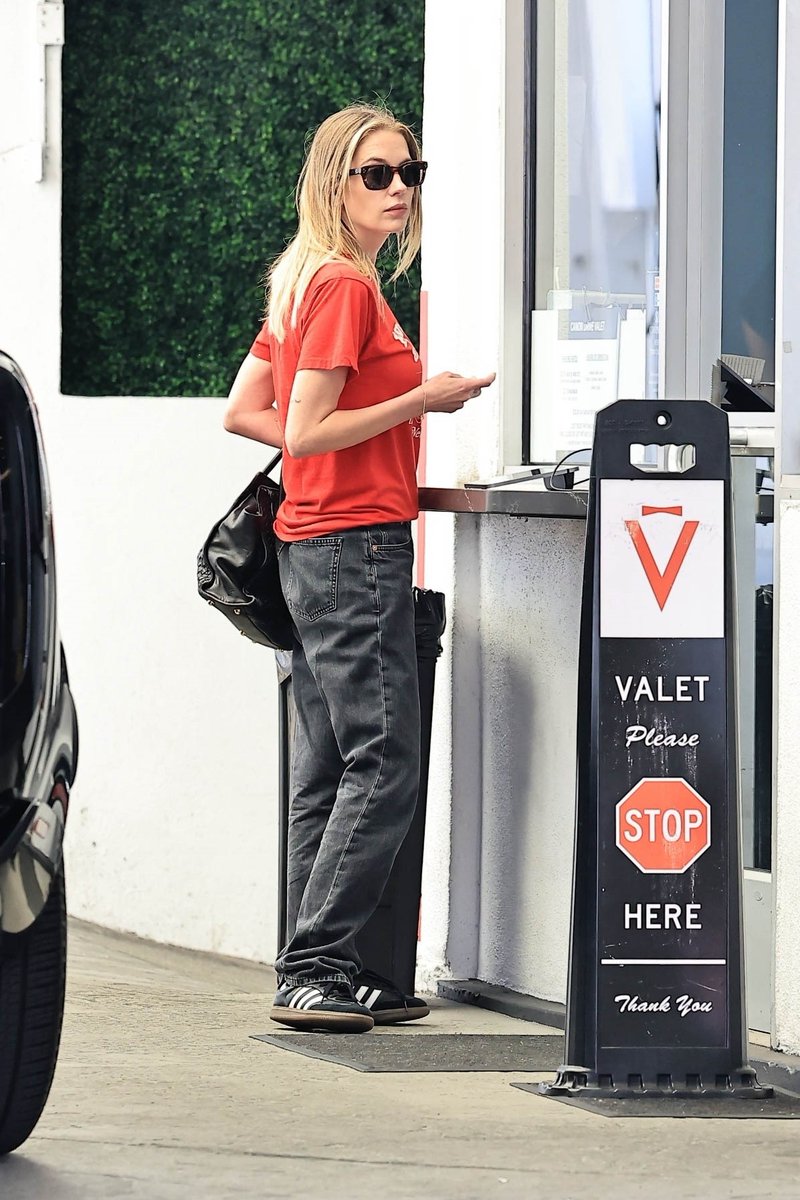 buttahbenzosbra's tweet photo. Ashley Benson em um estacionamento em Los Angeles sábado - 23 de maio. Mais fotos: https://t.co/WU1K6NI2eA https://t.co/7UZyLb1737