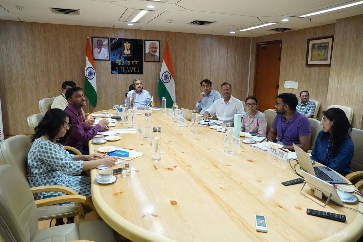 ashoklahiribjp's tweet photo. Today myself along with the NITI Aayog team, participated in a meeting with Shri @SuvenduWB, Chief Minister of West Bengal. The discussion centred on the opportunities and challenges of West Bengal.
#PMOIndia #NITIAayog #WestBengal #CooperativeFederalism #Development https://t.co/EKF5Cgb7bn