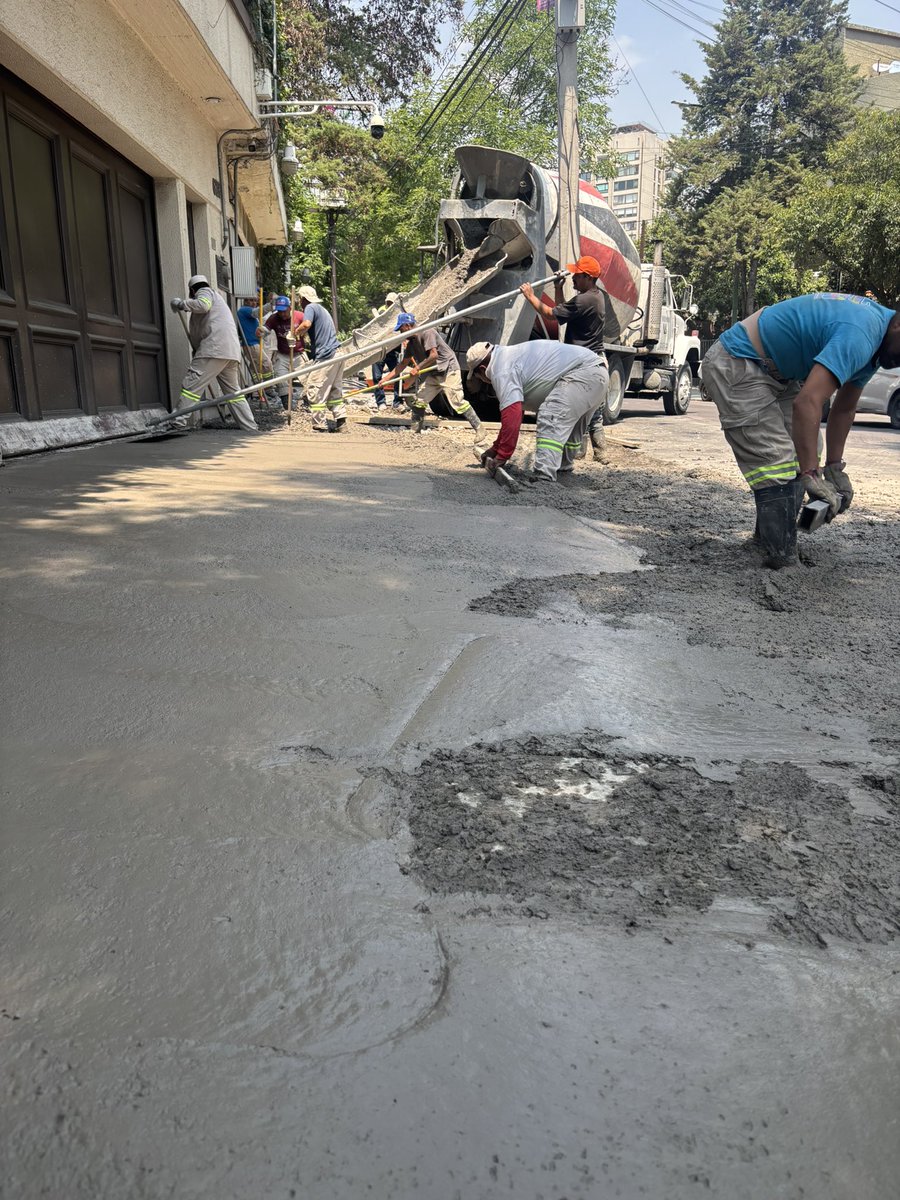 VICPALAS's tweet photo. • “En Miguel Hidalgo no nos conformamos. Todos los días trabajamos para que nuestras colonias sean más2 seguras, más limpias y más caminables. Miguel Hidalgo es lo mejor de la Ciudad de México.” #MHSeDefiende @mauriciotabe https://t.co/uLtpK6k7OR