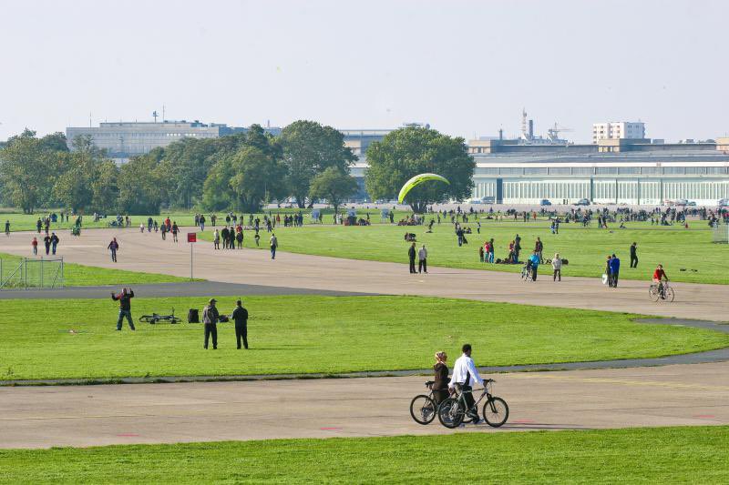 Airport2Park's tweet photo. On this day in 2014 (the same year Santa Monica residents voted for Measure LC) Berliners voted to turn Templehof Airport into TempelhoferFeld Park forever!

Today it is Berlin's most beloved park!
#otd #thfbleibt #thf100 #tempelhoferfeld #feldliebe #parksforall https://t.co/igT6TUZpCa