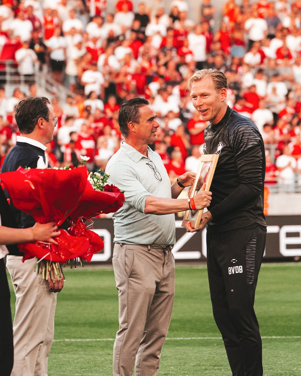 official_rafc's tweet photo. Na 19 seizoenen bij stamnummer 1 nemen we afscheid van Head of Physio Jan Vandenhouten. Antwerp man in hart en nieren. Bedankt voor alles, Jan! 👏❤️🤍

Daarnaast verlaat, na 4 mooie seizoenen, ook keeperstrainer Brian Vandenbussche RAFC. Merci en veel succes in de toekomst, Brian!