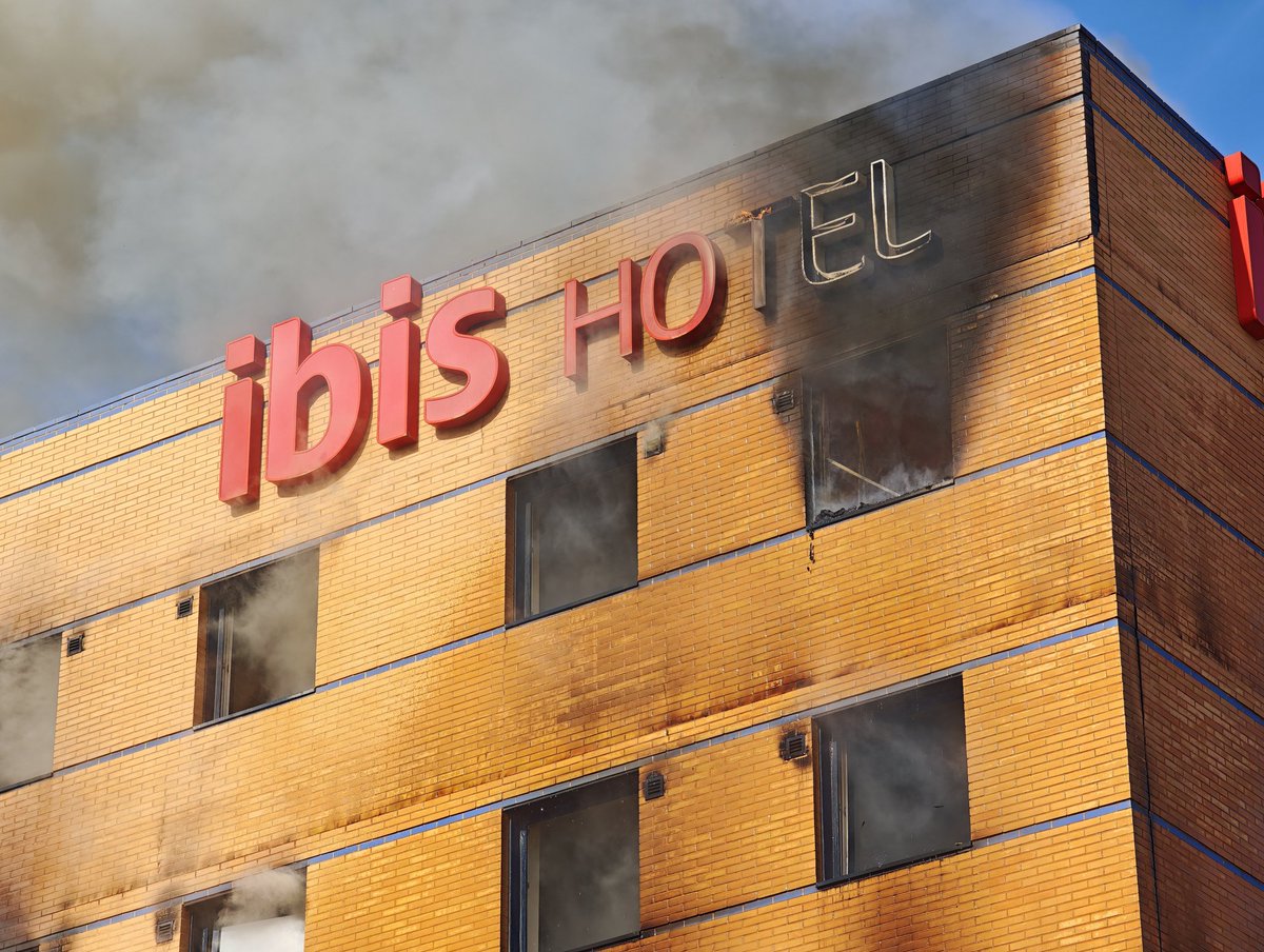 PAWLYTOR's tweet photo. Vaya locura el incendio del hotel Ibis de Málaga. Da susto. Así está ahora mismo. https://t.co/qBwO6DR2ho