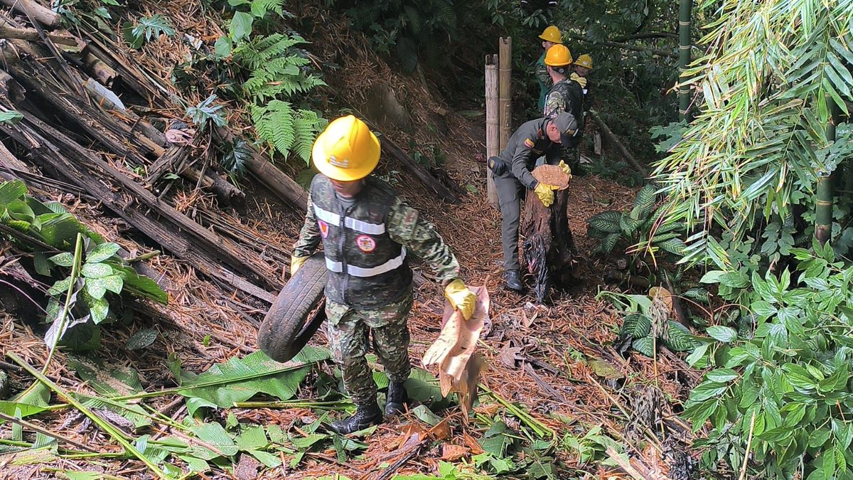 Ejercito_Div5's tweet photo. 🌱 Más de 980 personas fueron beneficiadas en La Tebaida, Quindío, durante una jornada de recuperación ambiental liderada por el Batallón de Ingenieros N.° 8.

En articulación con autoridades y comunidad, fueron recolectadas cerca de dos toneladas de residuos mixtos, promoviendo el cuidado del medio ambiente y la correcta separación de residuos. 

#CustodiosDelMedioAmbiente #OctavaBrigada