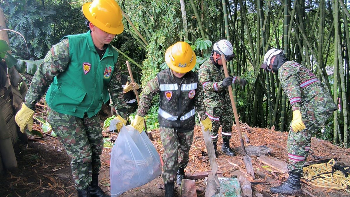 Ejercito_Div5's tweet photo. 🌱 Más de 980 personas fueron beneficiadas en La Tebaida, Quindío, durante una jornada de recuperación ambiental liderada por el Batallón de Ingenieros N.° 8.

En articulación con autoridades y comunidad, fueron recolectadas cerca de dos toneladas de residuos mixtos, promoviendo el cuidado del medio ambiente y la correcta separación de residuos. 

#CustodiosDelMedioAmbiente #OctavaBrigada