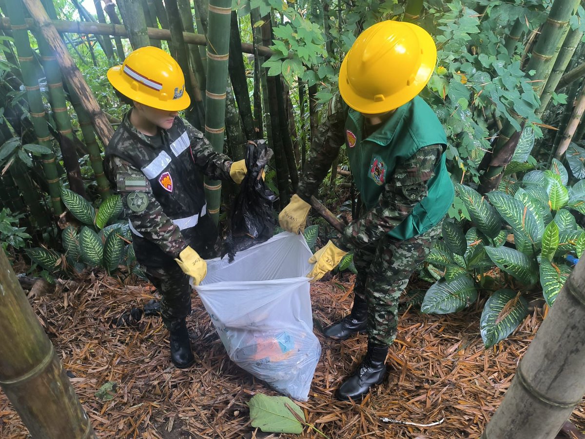 Ejercito_Div5's tweet photo. 🌱 Más de 980 personas fueron beneficiadas en La Tebaida, Quindío, durante una jornada de recuperación ambiental liderada por el Batallón de Ingenieros N.° 8.

En articulación con autoridades y comunidad, fueron recolectadas cerca de dos toneladas de residuos mixtos, promoviendo el cuidado del medio ambiente y la correcta separación de residuos. 

#CustodiosDelMedioAmbiente #OctavaBrigada