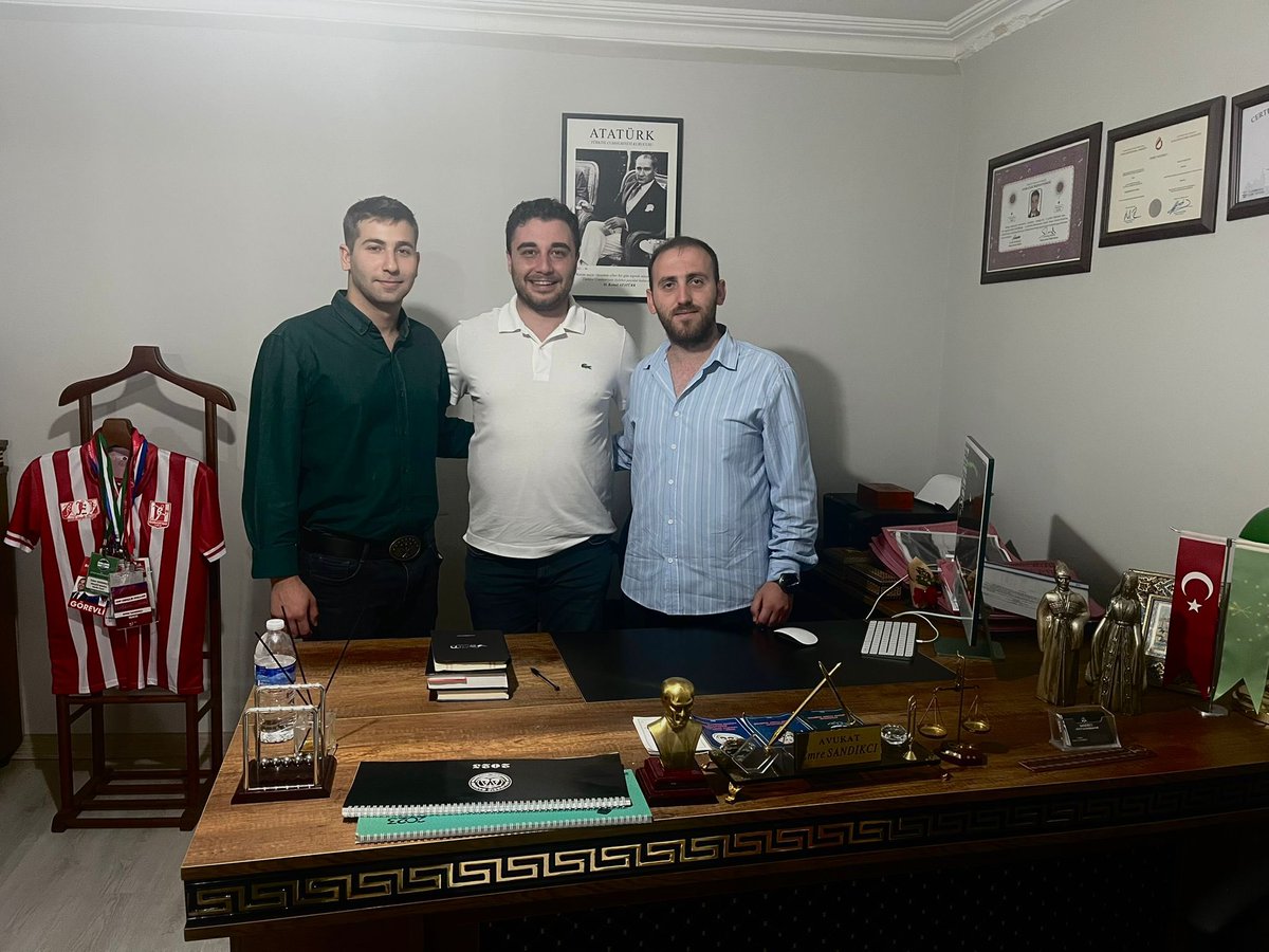 KAFFED's tweet photo. Balıkesir Altıeylül’de Saha Buluşması

KAFFED Siyaset Akademisi saha çalışmaları kapsamında Balıkesir Altıeylül Belediye Meclis Üyesi Emre Sandıkçı ile görüşme gerçekleştirildi.

Akademisyenlerimizin katkılarıyla yöntemi ve içeriği belirlenen çerçevede gençlerimiz Ahmet Yılmaz ve Nart Cemal Turhan Ünal tarafından 24 Mayıs günü gerçekleştirilen görüşmede; toplumumuzun siyasette adil temsili, demokratik taleplerimizin gündeme taşınması, sivil toplum faaliyetleri, toplumsal katılım ve gençlerin bu süreçlerdeki rolüne ilişkin değerlendirmelerde bulunuldu. Görüşme notları, saha çalışmaları kapsamında hazırlanacak raporda değerlendirilecektir.

Siyaset Akademisi saha çalışmasına destekleri ve ekibimize gösterdikleri misafirperverlik için Emre Sandıkçı’ya teşekkür ediyoruz.

#kaffedgençlik
#kaffedsiyasetakademisi
#sahaçalışmaları