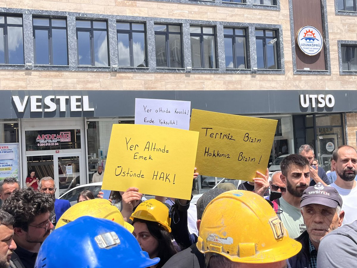 SercanUlgen's tweet photo. Bugün kıymetli Madencilerimiz ile beraberdik, kara Elmas’ın asıl sahipleri ile kısa bir gün geçirdik. Hakları için 10 km yol yürüdüler eşleri ve çocukları ile istedikleri tek şey haklarını istemek oldu. #madenişçileri https://t.co/dY04SgxzaG