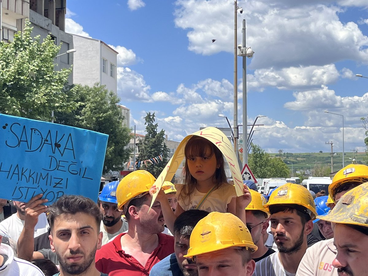 SercanUlgen's tweet photo. Bugün kıymetli Madencilerimiz ile beraberdik, kara Elmas’ın asıl sahipleri ile kısa bir gün geçirdik. Hakları için 10 km yol yürüdüler eşleri ve çocukları ile istedikleri tek şey haklarını istemek oldu. #madenişçileri https://t.co/dY04SgxzaG