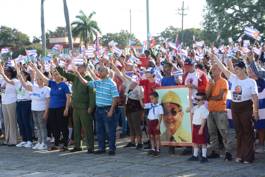 Diegoapg5's tweet photo. Desde la plaza Serafín Sánchez Valdivia, una representación de #SanctiSpíritusEnMarcha  rechazó  la maniobra del gobierno  de Estados Unidos para enjuiciar al General de Ejército Raúl Castro Ruz. #RaulEsRaúl #RaulEsCuba #CubaEstáFirme https://t.co/wBi3rT4QmN