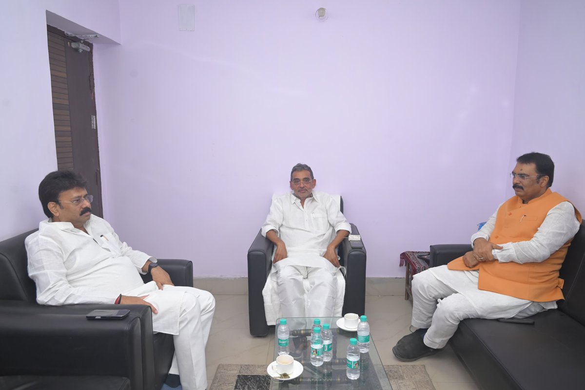 UpendraKushRLM's tweet photo. मेरे पटना आवास पर भाजपा के प्रदेश अध्यक्ष एवं माननीय विधायक श्री संजय सरावगी जी और माननीय राज्यसभा सदस्य श्री शिवेश राम जी से आत्मीय मुलाकात हुई। https://t.co/nBtXTXwHSK