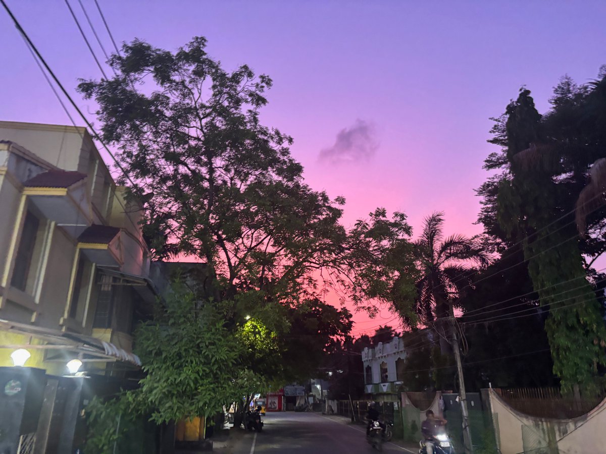 surendranb's tweet photo. Sunsets in Summer! #Chennai 🤩 -- probably the only consolation to the 🥵 https://t.co/Wkt9DSjz5a