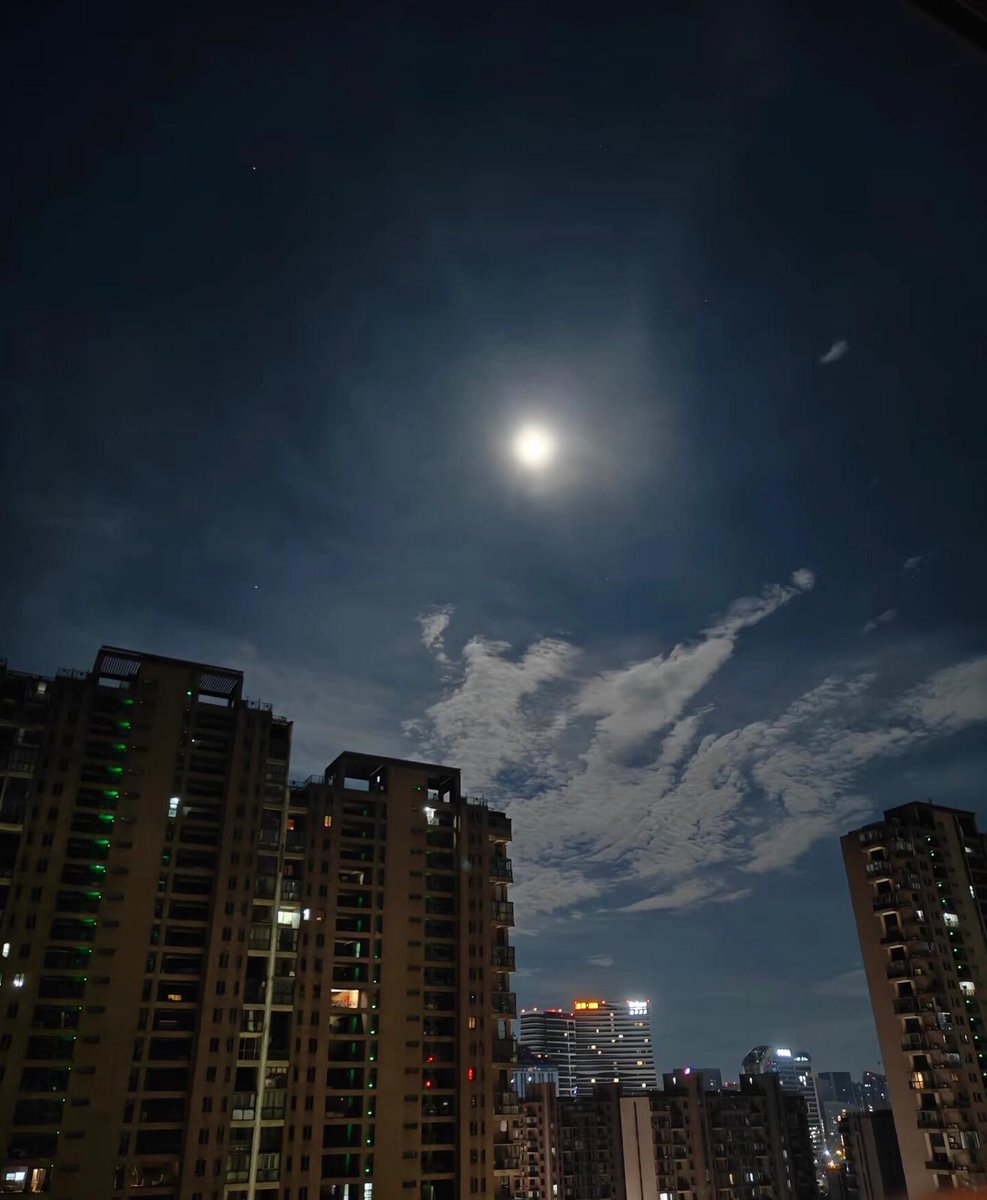 Guillermin77058's tweet photo. Tonight’s moonlight is perfect for longing, and just as perfect for meeting. I have woven my tenderness into the moon, hoping its light will reach you. 🌙 #MoonlightHealing #NighttimeFragments #LifeJournal #LateNightRoutine https://t.co/bZoN1E18va