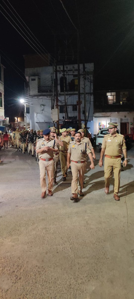 lalitpurpolice's tweet photo. #SPLalitpur @IPSMdMustaque के निर्देशन में जनपद में शान्ति-व्यवस्था बनाए रखने हेतु #AddSPLTP @kaloosingh व क्षेत्राधिकारी सदर द्वारा मय कोतवाली ललितपुर पुलिस फोर्स के कोतवाली ललितपुर क्षेत्रान्तर्गत पैदल गश्त कर,आम-जनमानस को कराया सुरक्षा का एहसास । https://t.co/oxWQxefoQ4