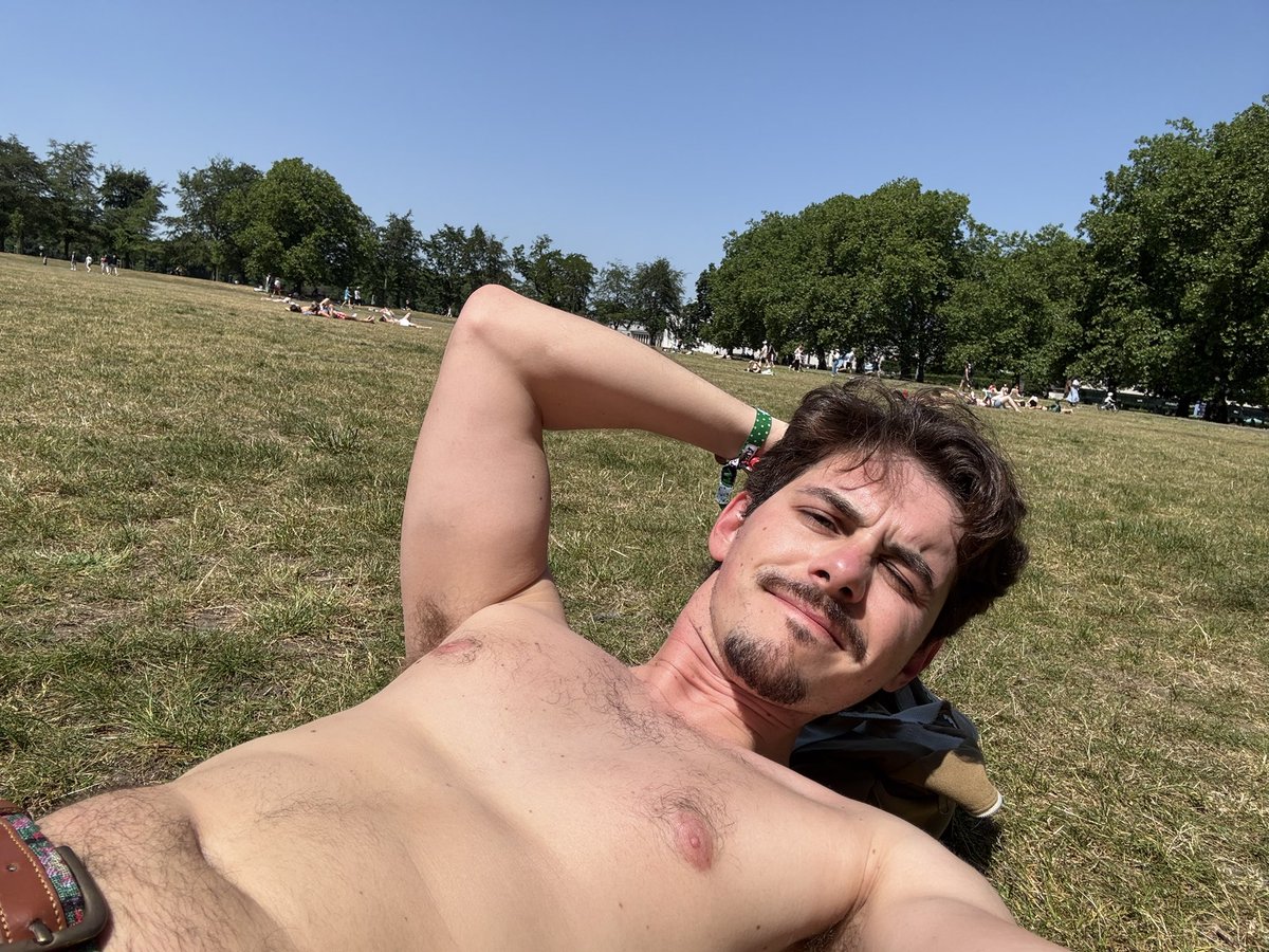 ferbaile's tweet photo. Hottest day of May in the UK 🇬🇧 

Yo en corto: https://t.co/N2adkfrsjR