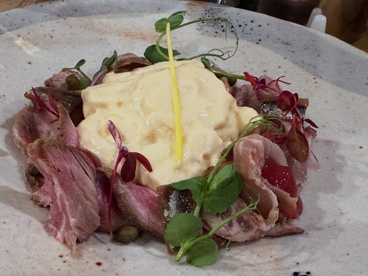 DorarNoSella's tweet photo. “Chanchito atunado”. Remedo del vitello tonnato con presa ibérica sous-vide, anchoas, alcaparras, gel de encurtido de cebolla roja, y espuma de una salsa a base de atún fresco, chalotas, fondo de carne, nata, yemas cocidas, anchoas, salsa de pescado tai y zumo de limón. https://t.co/Tv8JszuSLx