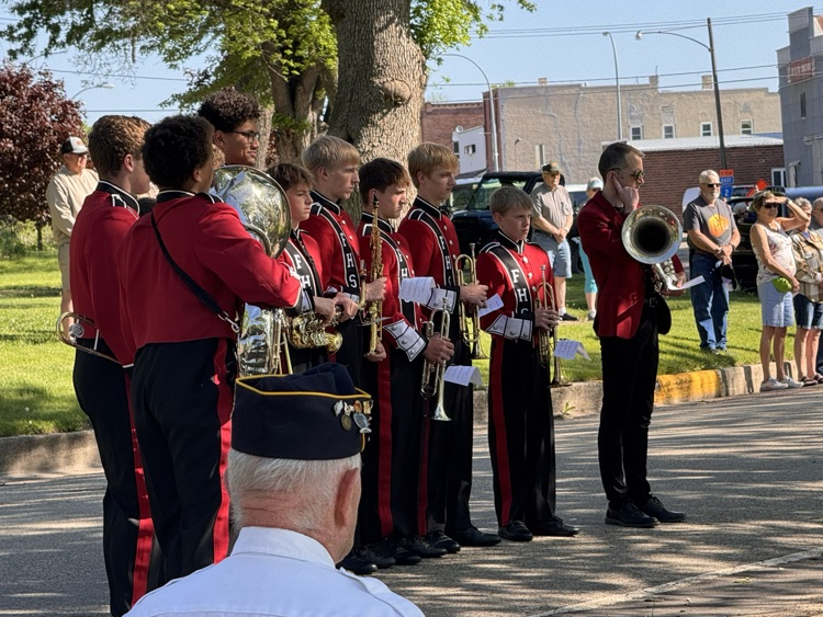 FuldaRaiders's tweet photo. Thank you to our country's military members who gave their lives defending our freedom 🇺🇸 And thank you to the FHS Band members who performed to show their appreciation on Memorial Day! 🎷🎺🪊👍 https://t.co/CU6SHnvvKb